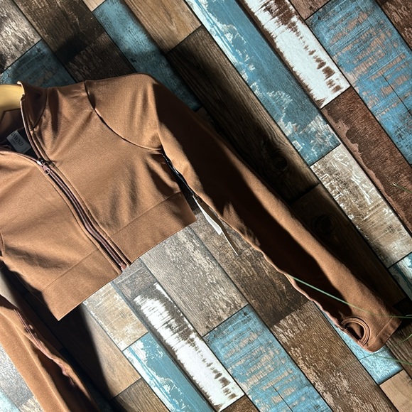 Anwnd Active small coco crop workout top with thumb holes - Picture 6 of 11